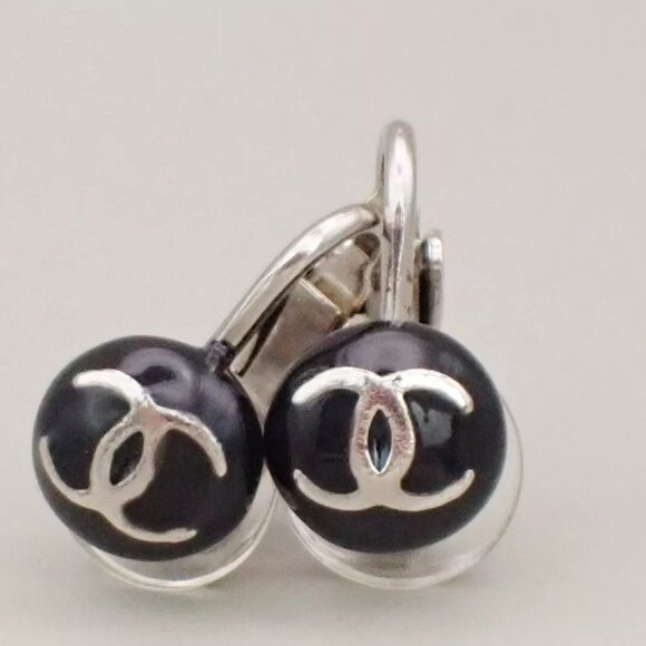 AUTHENTICITY GUARANTEED CHANEL CC Logo Round Earrings Clip-OnSilver